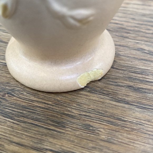 Hull USA J20 4 3/4” Vintage Cream Ceramic Vase with Floral Design. - Picture 8 of 8